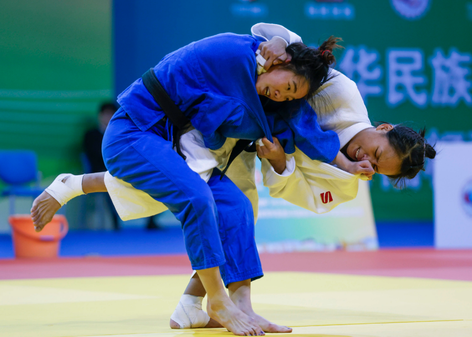 包含爱尔兰柔道选手勇夺男子冠军，技压群雄的词条